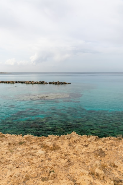 Une plage pittoresque aux eaux cristallines est située sur les rives de la mer Méditerranée.