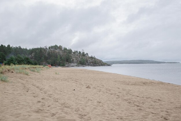 Plage pittoresque sur le lac en carélie