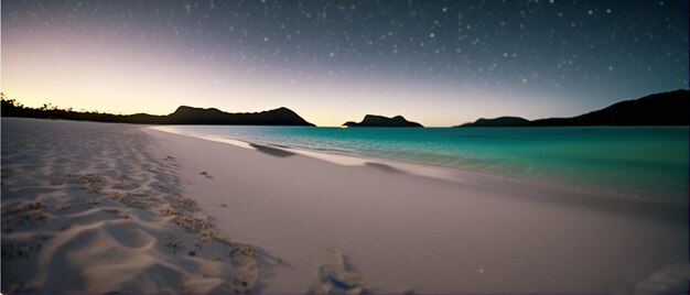 Une plage avec une plage et des montagnes en arrière-plan.