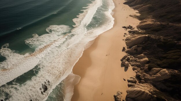 Une plage avec une plage et des vagues