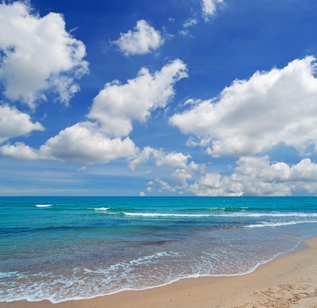 Plage de Platamona sous un ciel nuageux