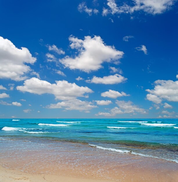 Plage de Platamona sous un ciel pittoresque