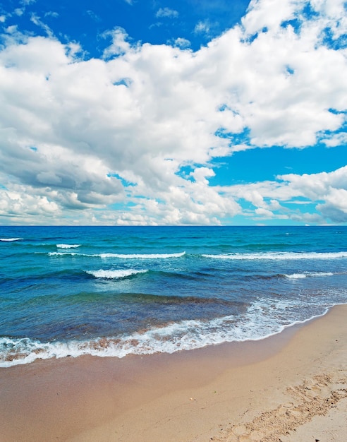 Plage de Platamona sous un ciel pittoresque