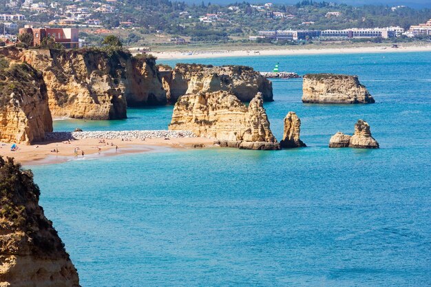 Plage Ponta da Piedade (groupe de formations rocheuses le long du littoral de la ville de Lagos, Algarve, Portugal). Les gens sont méconnaissables.