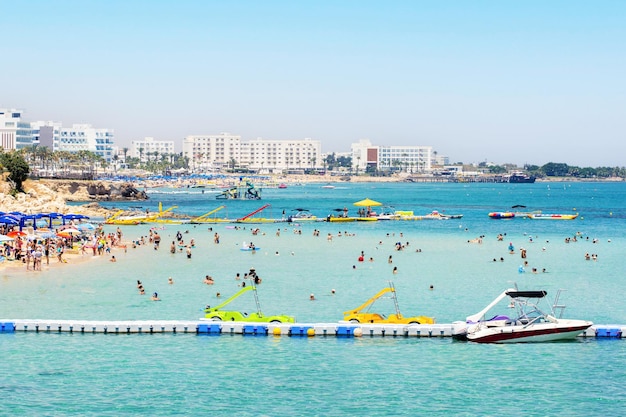 Plage populaire baie de figuier, Protaras, Chypre. Vacances d'été sur l'île de Chypre.