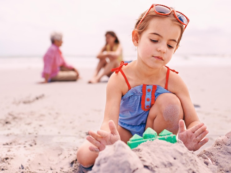 Photo plage pour enfants et construction de châteaux de sable en vacances pour voyages d'été avec la famille pour l'environnement jouer ou maillot de bain fille au bord de la mer et en plein air en australie avec les parents ou loisirs amusants ou de vacances