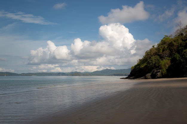 Plage privée de Thaïlande avec vue imprenable sur les falaises Province de Krabi Centara Grand Beach Resort