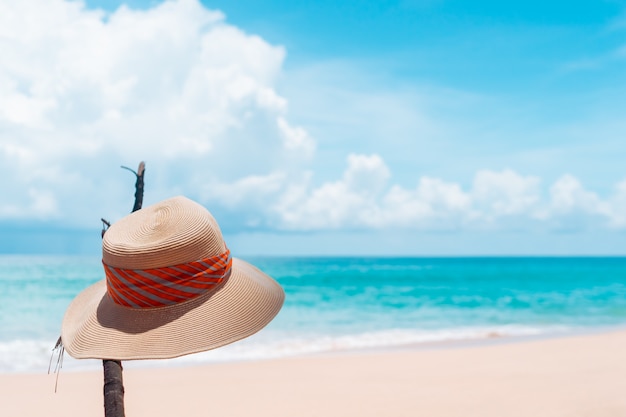 Plage propre de nature tropicale et sable blanc en été avec fond de ciel bleu clair et bokeh.