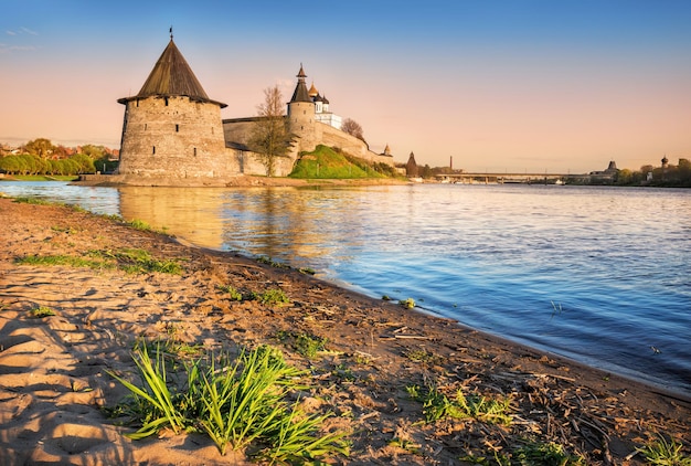 Photo plage de pskov sur la rivière vekikaya près du kremlin de pskov