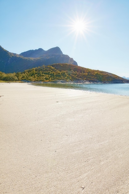 Plage publique près de la ville de Bodoe au nord du cercle polaire Norvège Sable vide baigné de soleil avec une montagne verdoyante en arrière-plan Plage déserte dans sa beauté naturelle