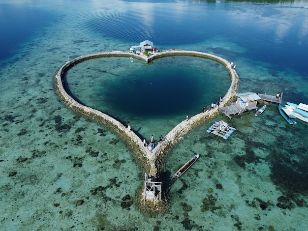 Photo une plage relaxante avec un océan bleu, un paysage pittoresque et un ciel clair keramba cinta