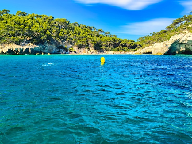 Photo plage relaxante par une journée ensoleillée