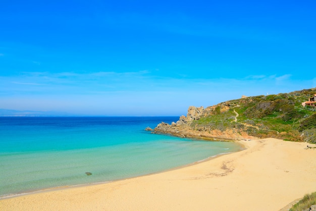 Plage Rena Bianca par une claire journée de printemps Sardaigne