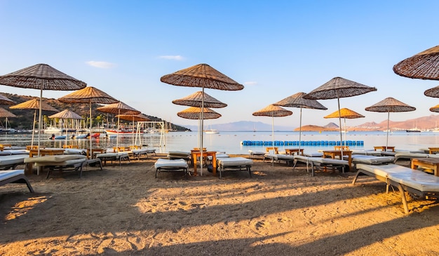 Plage sur les rives de la mer Égée le matin Concept de vacances à la plage Bitez Bodrum Turquie