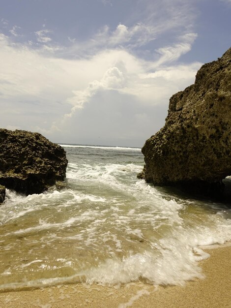 Photo une plage avec des rochers et de l'eau