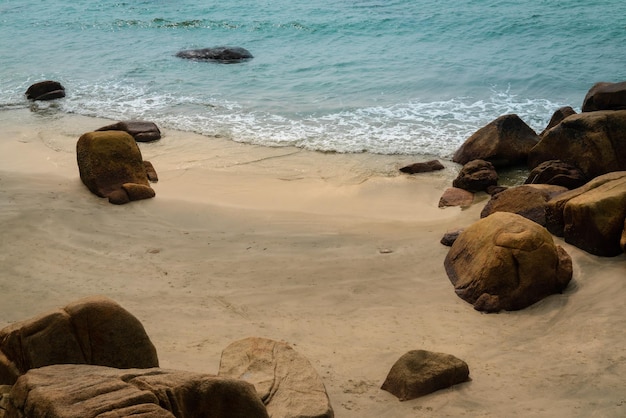 Plage avec rochers