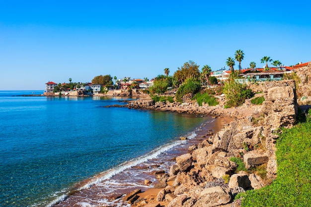 Plage rocheuse dans la ville de Side Turquie