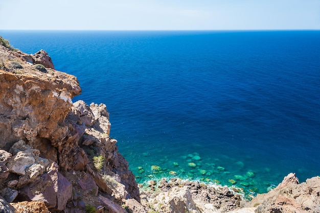 Plage rocheuse et eau turquoise claire de la mer Égée. Beau paysage d'été. Île de Santorin, Grèce.