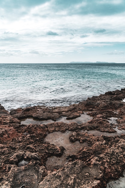 Une plage rocheuse à Majorque