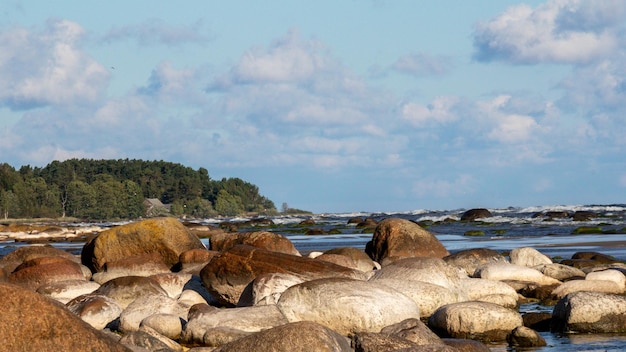 Une plage rocheuse avec un phare dessus