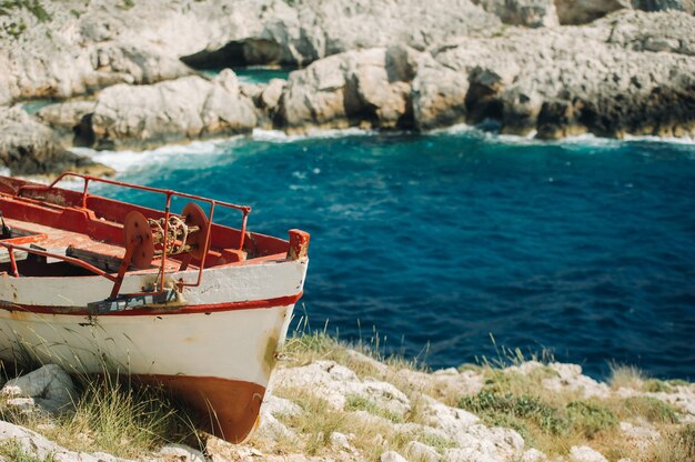 La plage rocheuse de Porto Limnionas sur l'île de Zakynthos