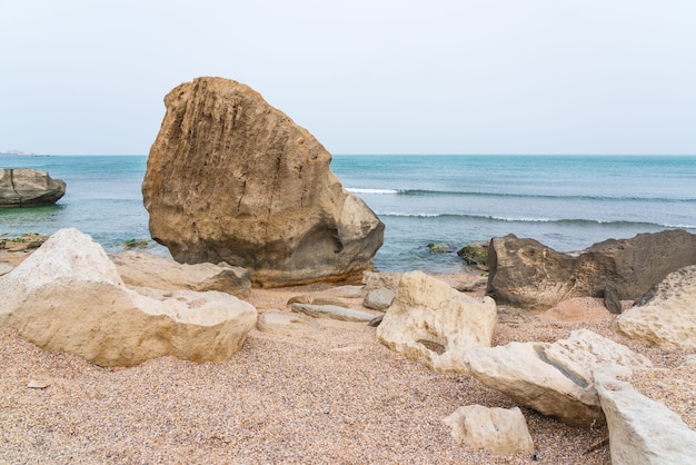 Plage rocheuse avec rochers