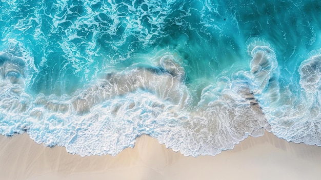 Une plage de sable abstraite aérienne, des vagues bleu clair scintillantes, un arrière-plan d'été ensoleillé.