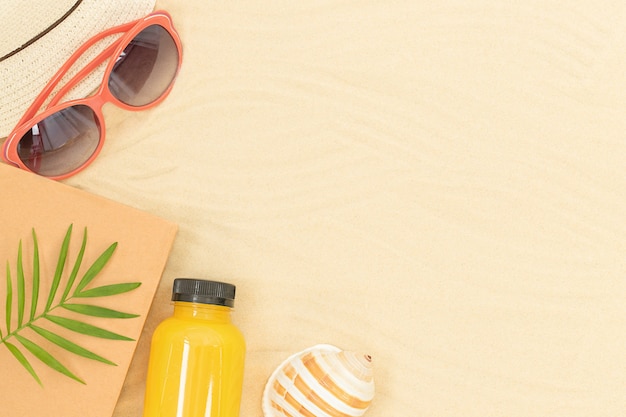 Plage de sable avec accessoires de loisirs