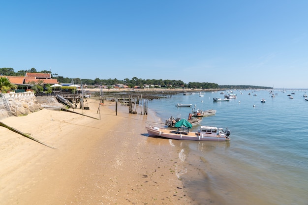 Plage de sable atlantique dans la baie d'Arcachon au Cap-ferret France