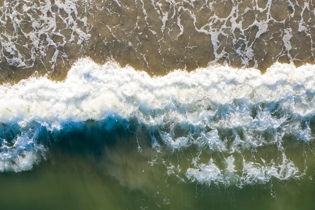 plage de sable au bord de la mer, vue d'en haut