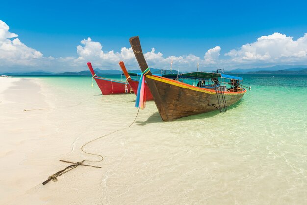 Plage de sable blanc et bateau à longue queue sur l&#39;île de Khang Khao (Bat Island), dans la belle mer de la province de Ranong, Thaïlande.