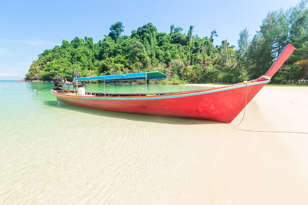 Photo plage de sable blanc et bateau à longue queue à kham-tok island (koh-kam-tok), la belle mer ranong provi