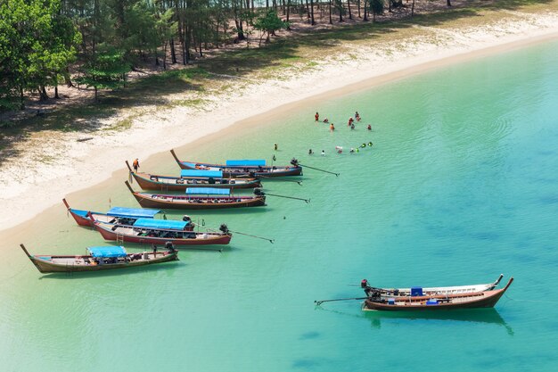 Plage de sable blanc et bateau à longue queue à Kham-Tok Island (koh-kam-tok), La belle mer Ranong Provi