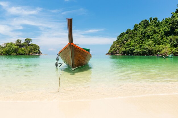 Plage de sable blanc et bateau à queue longue à l&#39;île de Kham-Tok (koh-kam-tok)