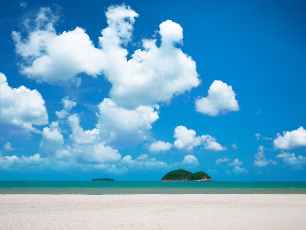 Plage de sable blanc avec un ciel bleu sur la mer