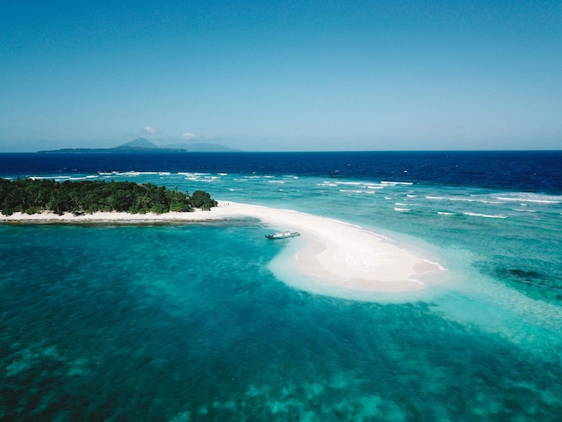 Photo la plage de sable blanc de l'île de nailakabanda neira maluku en indonésie