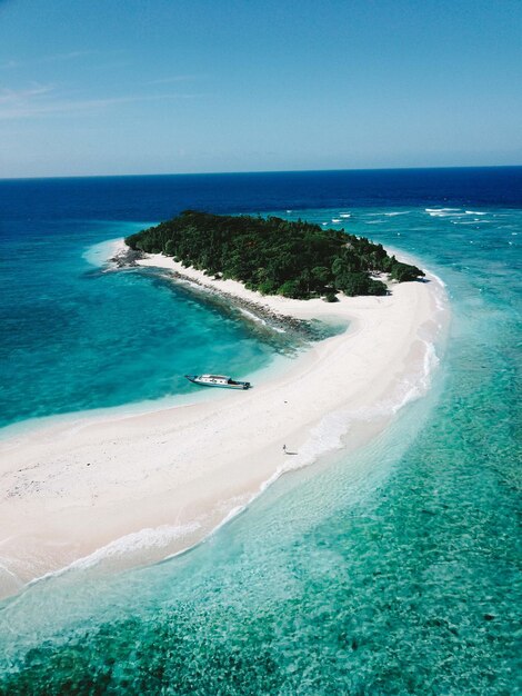 Photo la plage de sable blanc de l'île de nailakabanda neira