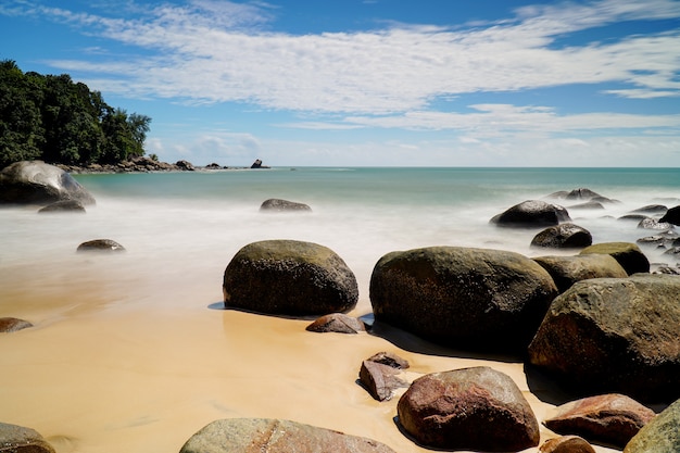 Plage de sable blanc à Khaolak, Phuket, Thaïlande