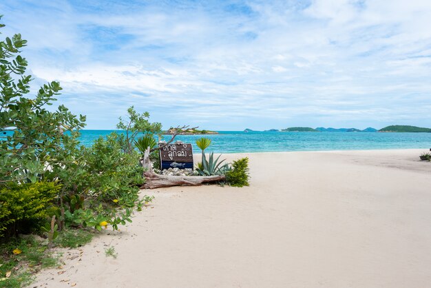 Plage de sable blanc avec une mer bleue sur Koh Samaesarn.