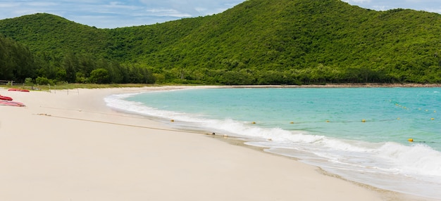 Photo plage de sable blanc avec une mer bleue sur koh samaesarn.