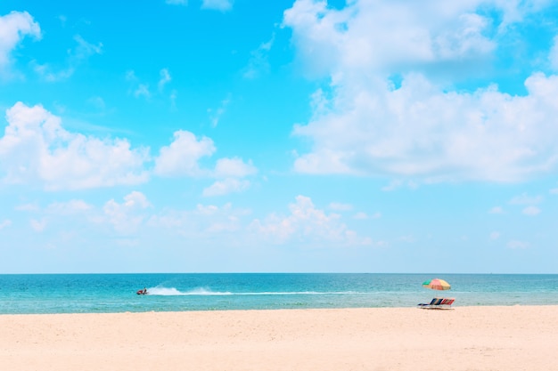 Plage de sable blanc avec parasol