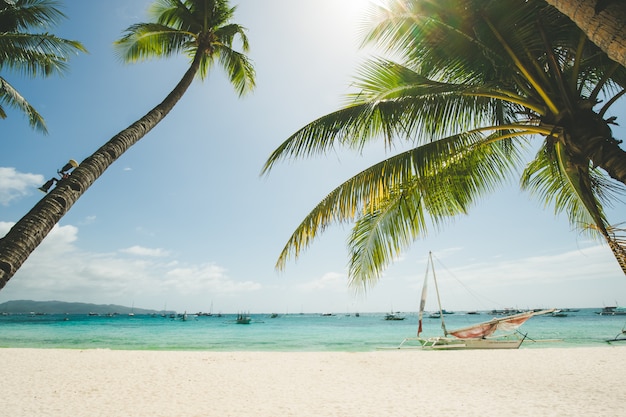 Plage de sable blanc parfaite à Boracay, Philippines