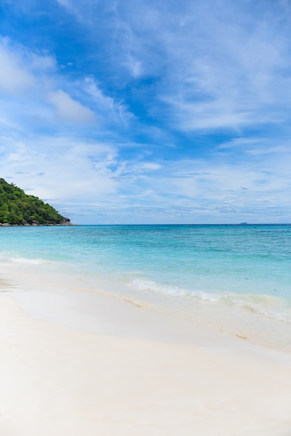 Plage de sable blanc tropicale et ciel bleu. Les îles Similan, Thaïlande, Phuket