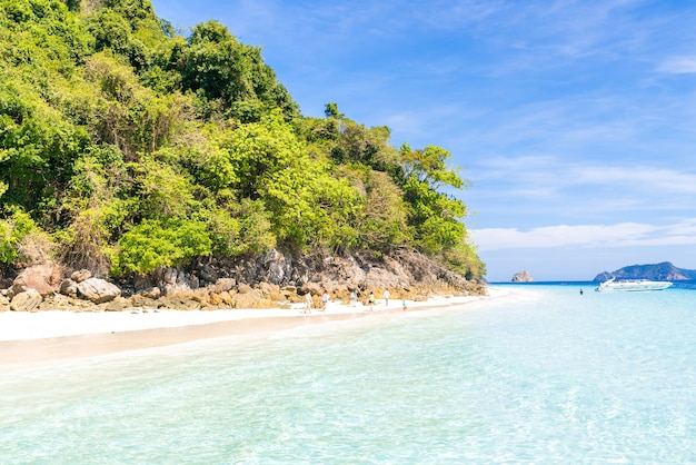 Plage de sable blanc tropicale