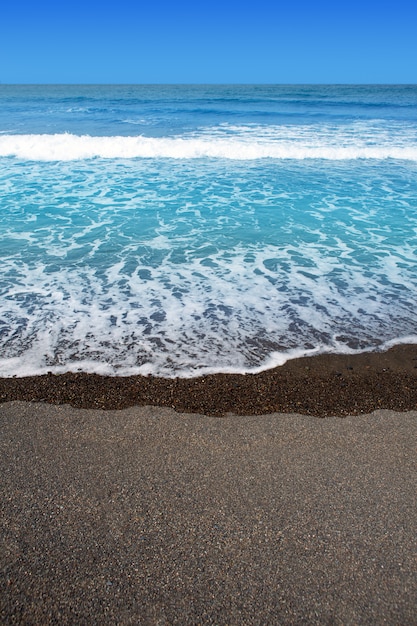 Plage de sable brun des îles Canaries eau turquoise