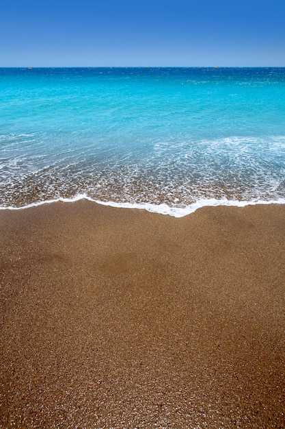 Plage de sable brun des îles Canaries eau turquoise