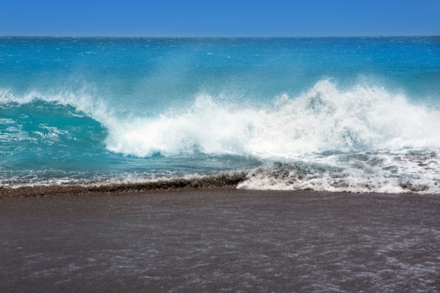 Plage de sable brun des îles Canaries