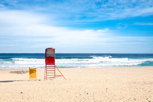 Plage de sable et ciel bleu.