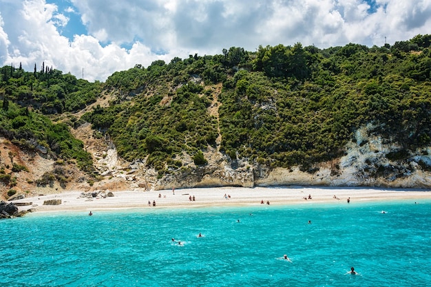 Plage de sable sur la côte de la montagne