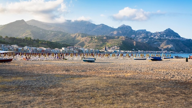 Plage de sable dans la ville de Giardini Naxos en soirée